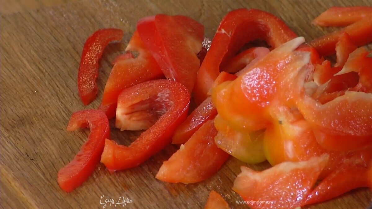 Сладкий перец, удалив плодоножку с семенами, нарезать тонкими полосками.