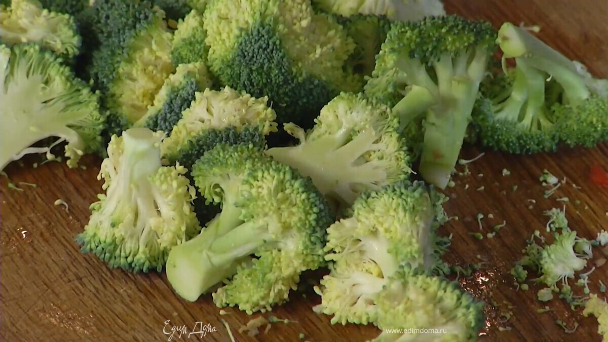 Брокколи разобрать на небольшие соцветия.