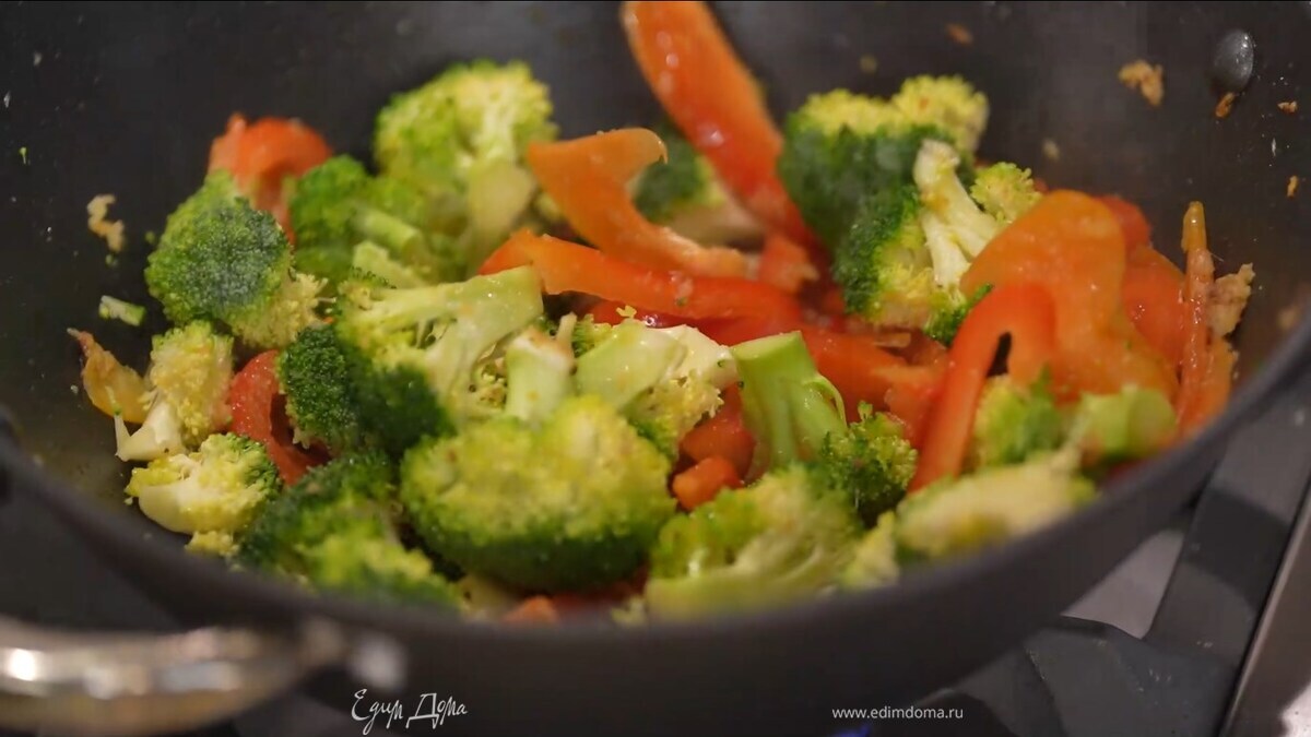 Добавить в вок сладкий перец и брокколи, перемешать и обжарить.