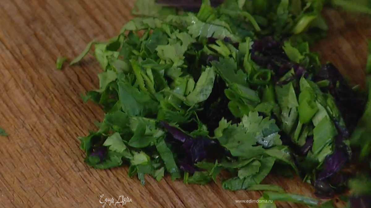 Зеленый лук, листья базилика и кинзы мелко порубить.