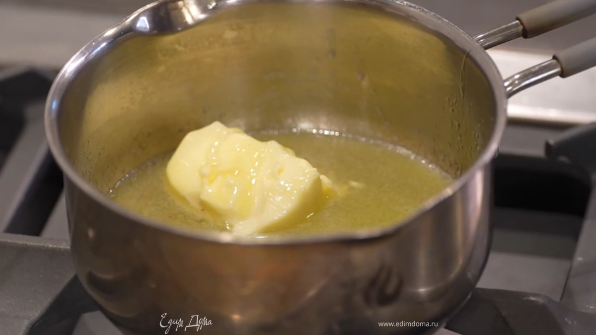 Растопить 90 г сливочного масла, 2 ст. ложки меда и шафран на маленьком огне.