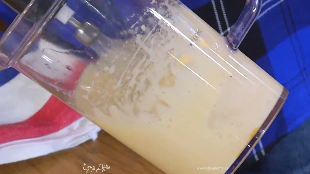 Яйца с сахаром взбить блендером с насадкой-венчиком в плотную пену, затем добавить ваниль, разрыхлитель, соль, муку и взбить все в однородную массу.