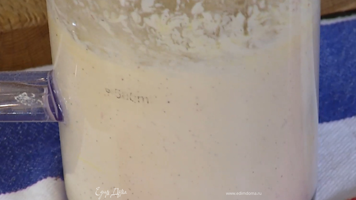 Растопленное масло влить в яично-сахарную смесь и взбить все еще немного.