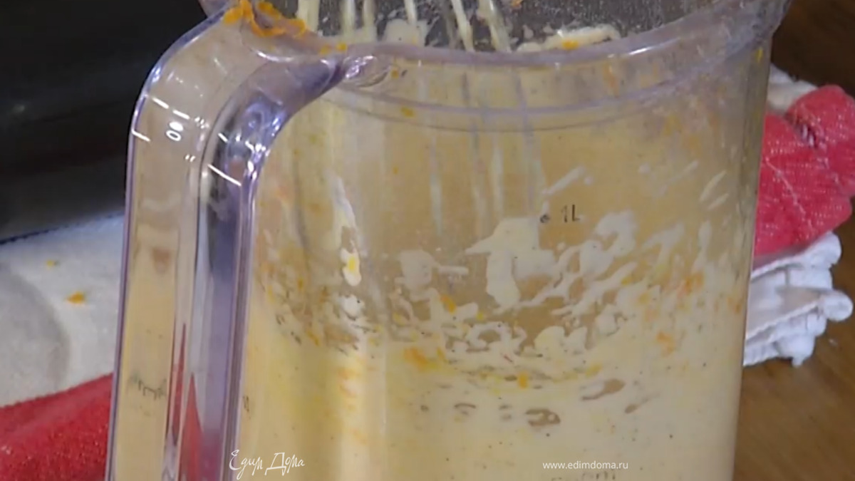 Цедру апельсина натереть на мелкой терке, добавить в тесто и перемешать.