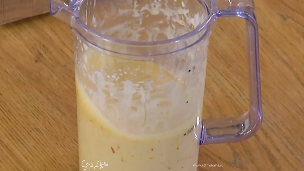 Накрыть тесто пленкой и оставить на час отдыхать при комнатной температуре.