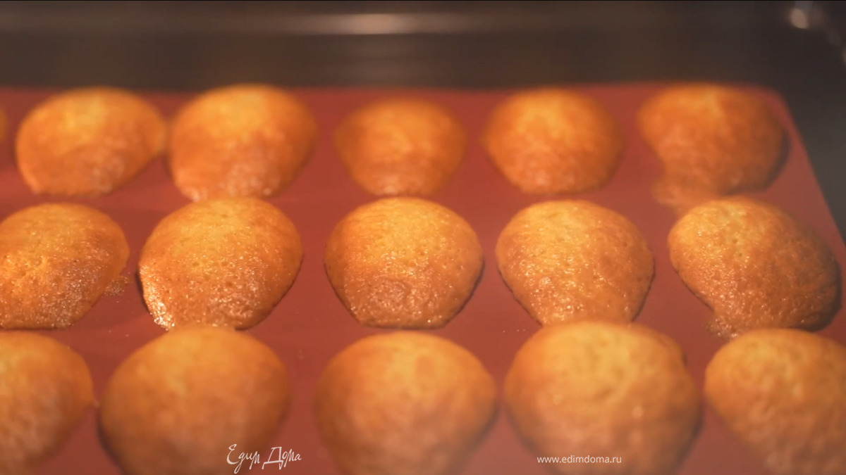 Выпекать в разогретой духовке 8–12 минут.