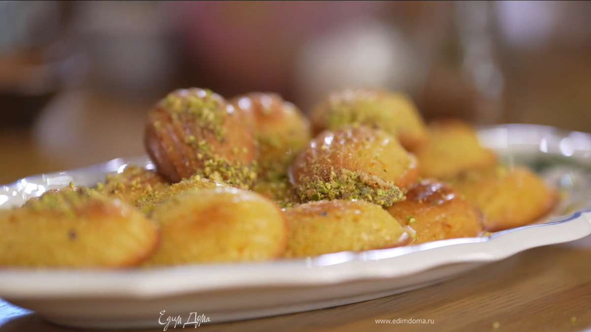 Обмакнуть одну половину печенья в оставшийся мед и посыпать измельченными фисташками.