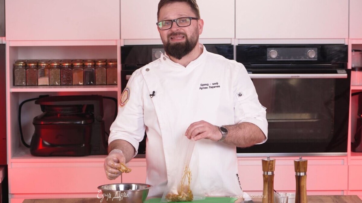 Удалите из чеснока сердцевину. Мелко нарежьте его ножом — не давите через пресс. Перец чили нарежьте тонко вместе с семечками. В них самая острота. Смешайте чеснок, чили, горчицу, соевый соус, масло, соль и перец. Залейте этой смесью крылышки. Перемешайте руками в перчатках.<br />
Разложите крылышки в вакуумные пакеты одним слоем. Завакуумируйте. Если маринад пошел наверх — остановите процесс и запаяйте. Подпишите: "Крылышки по-мексикански" и дату. Уберите в морозилку. Срок хранения — 1 месяц (есть соус).<br />
 