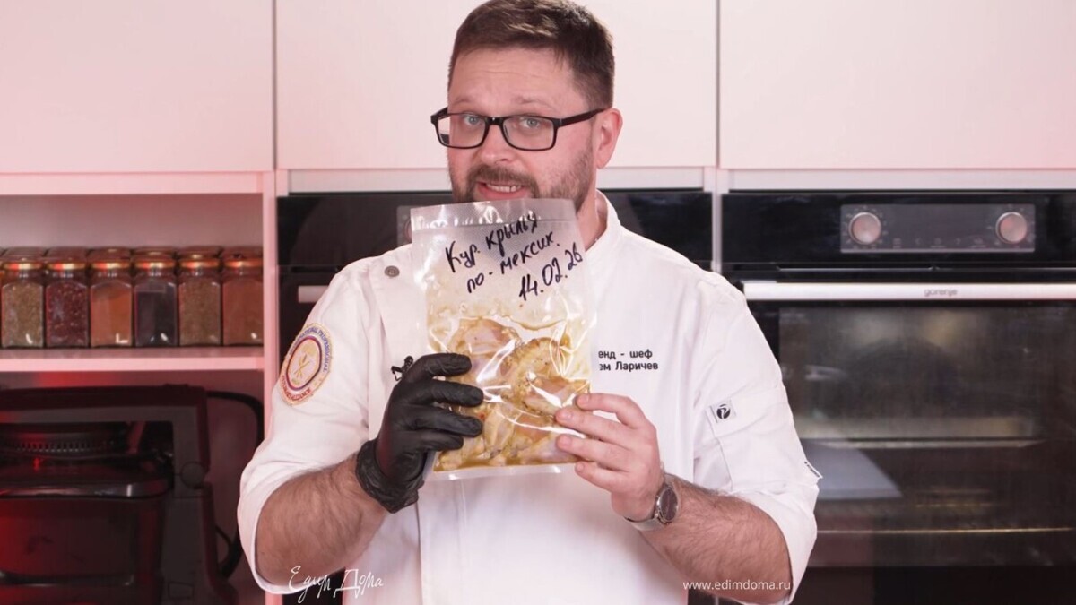 Достаньте заготовку вечером. Переложите в холодильник на 12 часов. За ночь крылышки медленно оттают и промаринуются.<br />
 