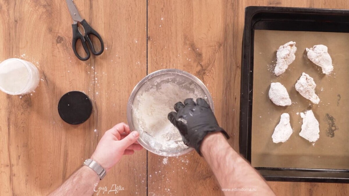 Достаньте крылышки из пакета. Жидкость из маринада не нужна. Обваляйте каждое крылышко в кукурузном крахмале. Картофельный крахмал не подойдет — он сгорит и не даст корочки. Выложите крылышки на противень. Запекайте при 170°C в режиме конвекции 20 минут. Через 10 минут можно смазать крылышки маслом — корочка будет 100%.<br />
 