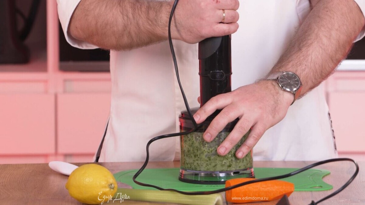 В блендер залейте растительное масло. Добавьте зелень (петрушку, кинзу, базилик — что есть). Добавьте чеснок, сок лимона, соль и перец. Взбивайте, пока масло не превратится в эмульсию. Соус должен быть густым — тогда он не стечет с крылышек.<br />
 