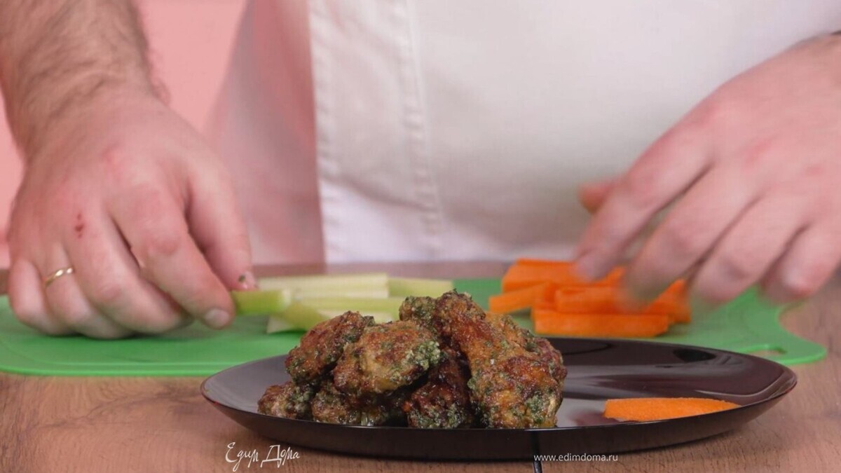 Достаньте горячие крылышки из духовки. Выложите их в миску с соусом чимичурри. Перемешайте — горячие крылышки впитают соус. Подавайте со свежими овощами: морковью и сельдереем, нарезанными брусочками.<br />
 <br />
Реклама. ООО "Перезагрузка".<br />
<br />
<br />
 