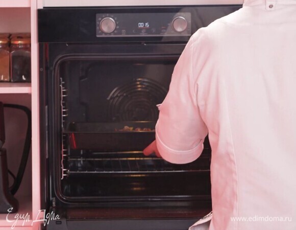 Разогрейте духовку до 190°C в режиме конвекции. Выложите шпажки на противень с пергаментом. Запекайте 15-18 минут в зависимости от мощности духовки. Мясо должно быть полностью готовым внутри.<br />
 