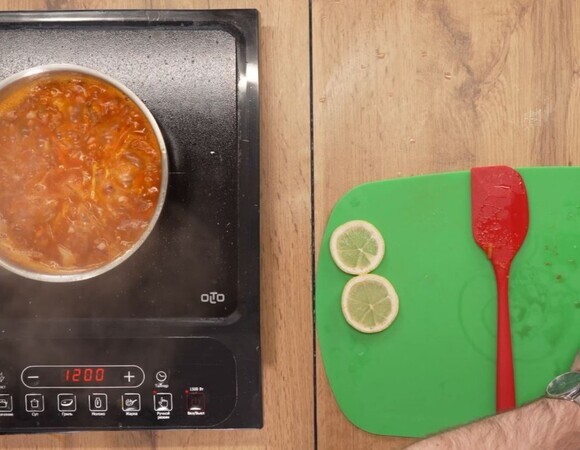 Доведите солянку до кипения. Попробуйте. Возможно, потребуется добавить сахар (чтобы сбалансировать кислоту), немного соли или лимонного сока. Добавьте жидкость из-под маслин — это даст дополнительный вкус. В самом конце закиньте нарезанные маслины. Суп готов. Если подаете сразу — в тарелку положите ложку сметаны, дольку лимона и посыпьте укропом.<br />
 <br />
Реклама. ООО "Перезагрузка".<br />
 