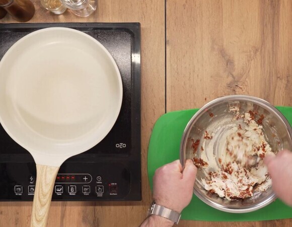 Вяленые томаты мелко нарежьте &mdash; сначала полосками, затем мелкими кубиками. Смешайте с творожным сыром. Посолите. Перемешайте вилкой до однородности.