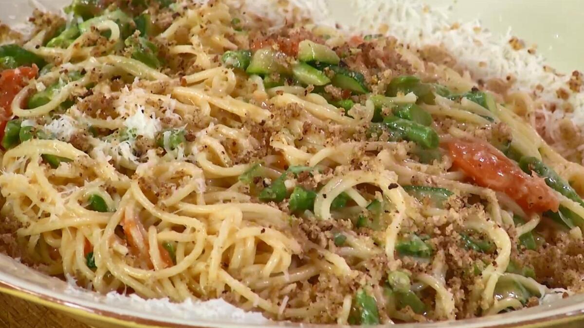 Посыпать все листьями тимьяна и сухарной крошкой, сбрызнуть оливковым маслом Extra Virgin.