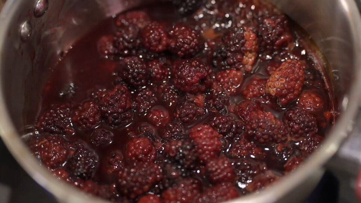 Замороженные ягоды всыпать в кастрюлю, влить 2 ст. ложки воды и прогреть, добавить сахар, дать ему полностью раствориться и снять с огня.
