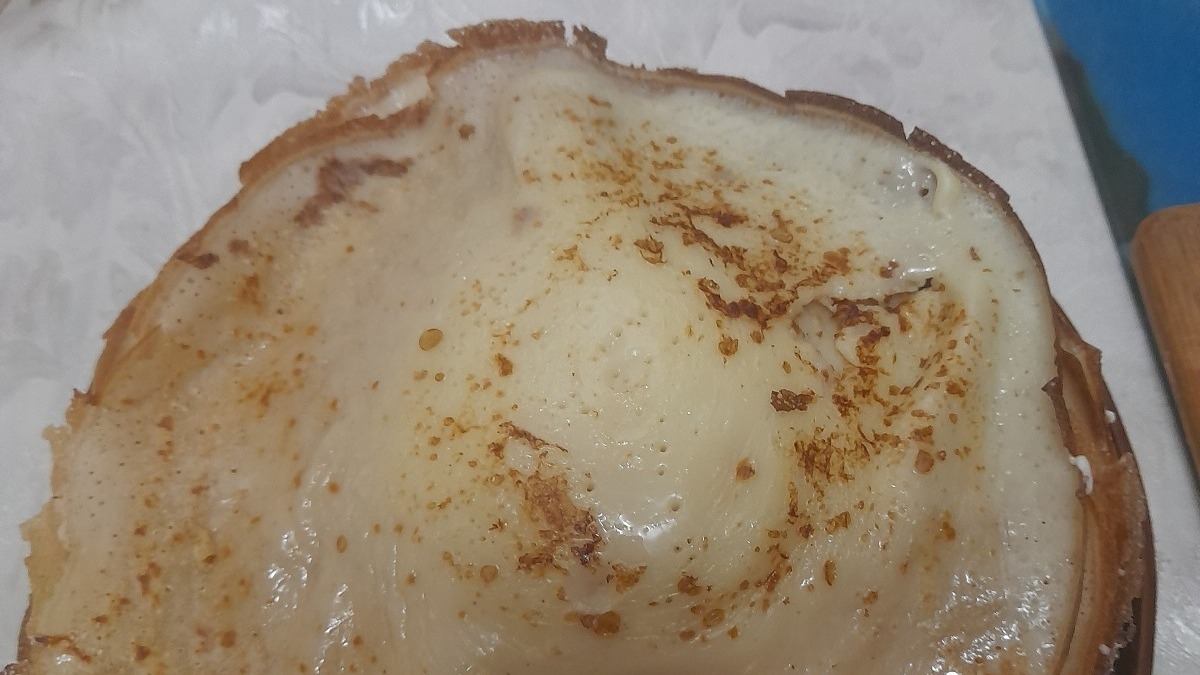 Смазать маслом блины.