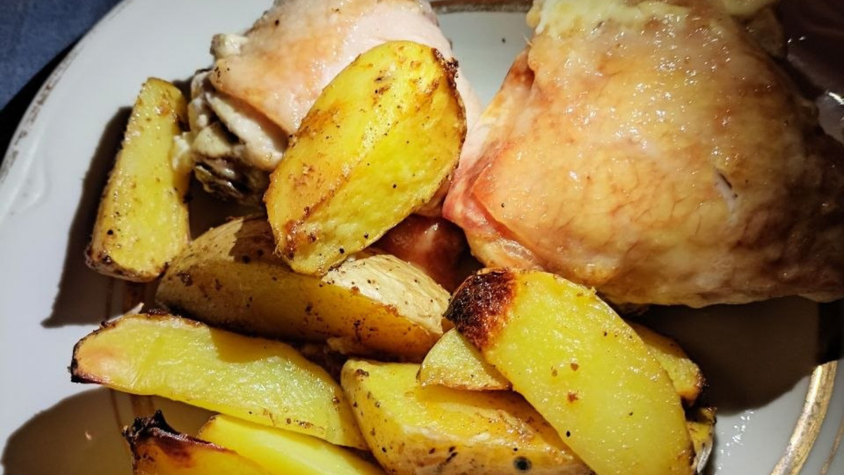 Запеченный картофель с куриными бедрами готов. Можно подавать как в горячем виде, так и теплом. Приятного аппетита.