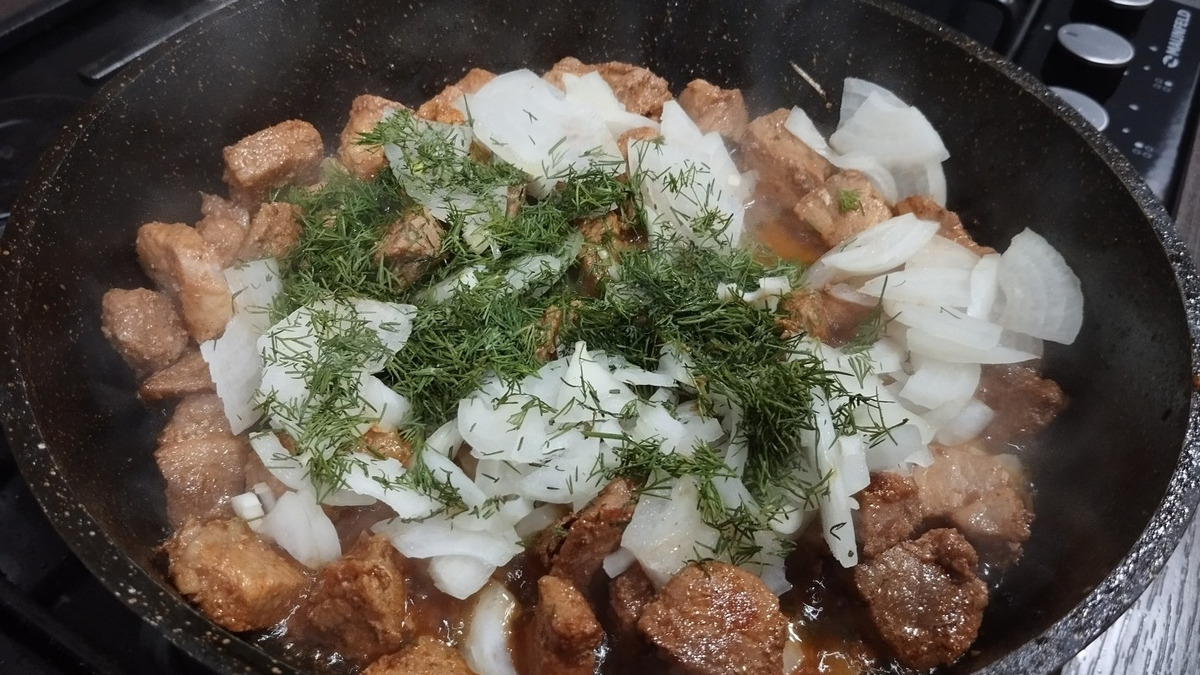 Обжарьте мясо на масле, до готовности, часто перемешивая. Не накрывайте крышкой, а то получится вареное мясо, первые 20 минут жарьте мясо на высоком огне, после на медленном, добавьте зелень по вкусу.