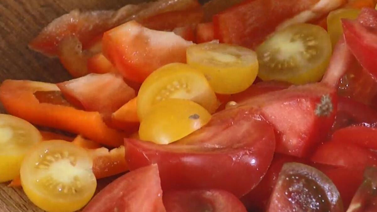 Весь перец, удалив семена, нарезать кусочками.
