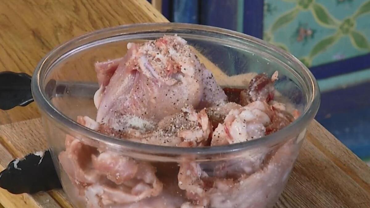 Тушку кролика нарезать небольшими кусочками, поперчить и обвалять в муке (потроха отложить). 