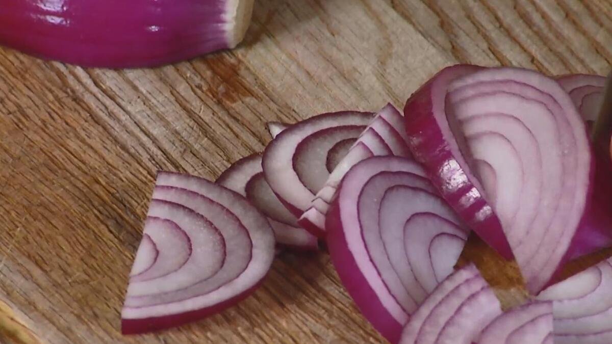 Красную луковицу почистить и нарезать полукольцами.