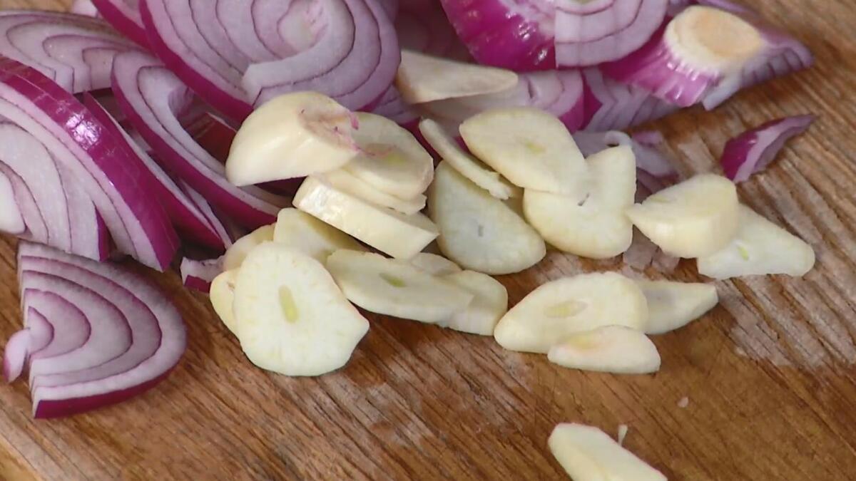 Чеснок почистить и нарезать пластинками.