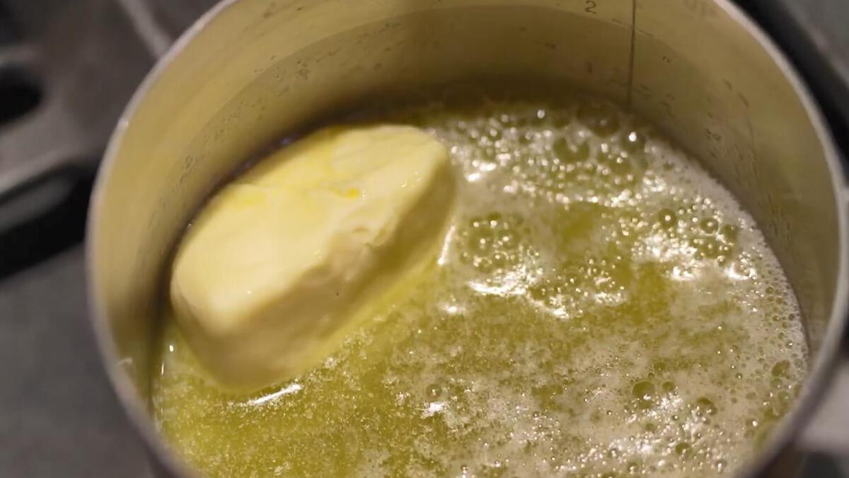 Сливочное масло растопить на маленьком огне.