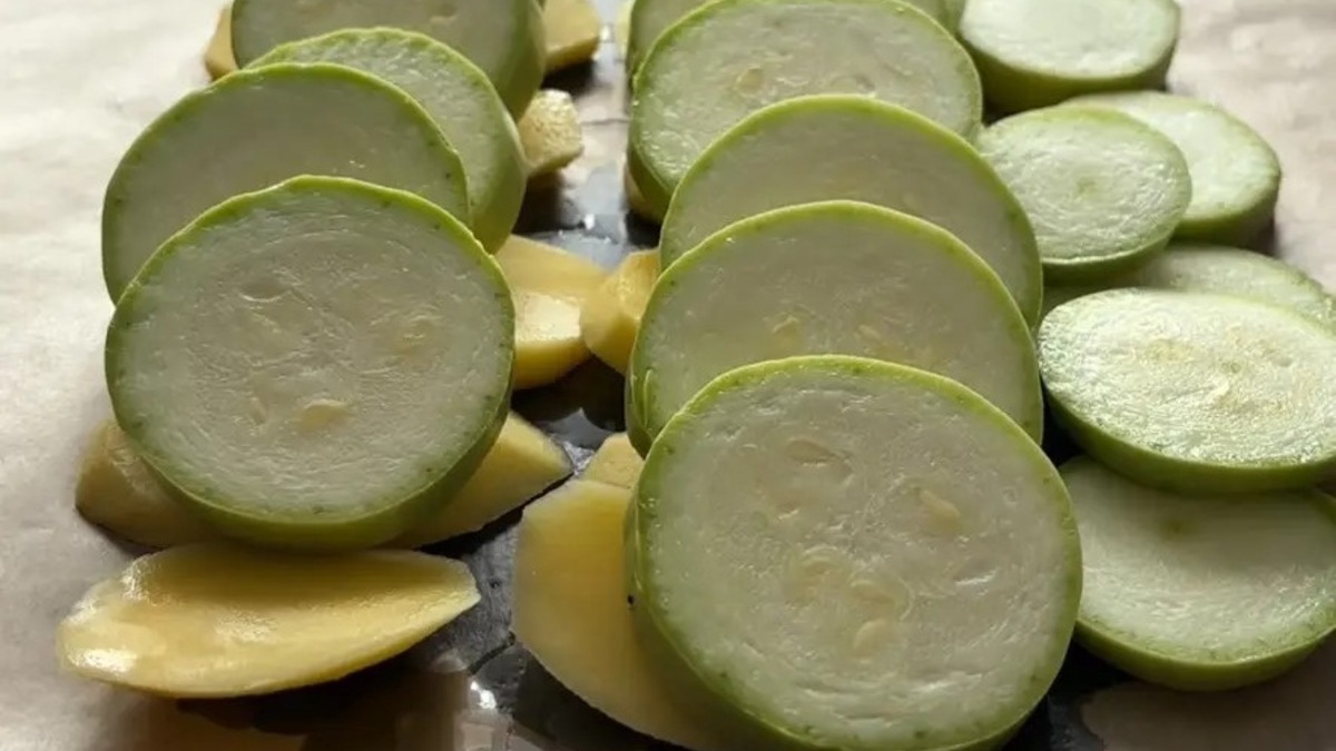 На картофель выложите нарезанный кружочками кабачок.