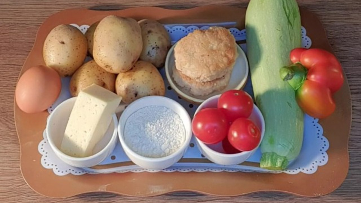 Подготовим продукты. Из котлетного фарша сформируем котлеты и обжарим с 2 сторон.