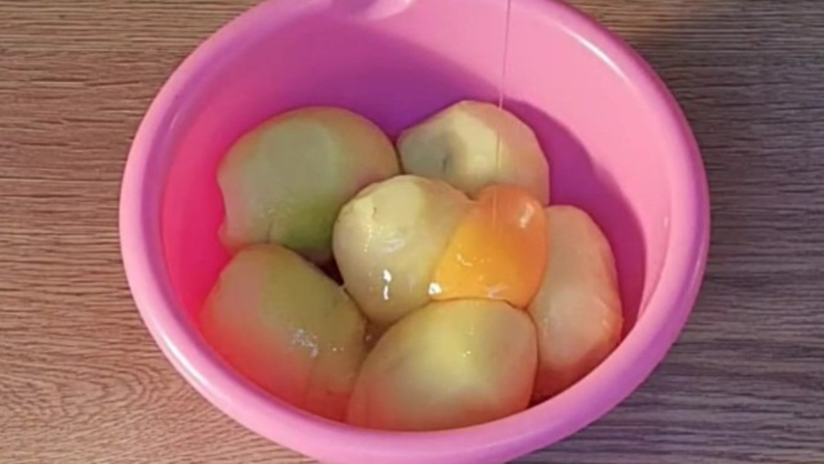 Приготовим тесто. В миску с очищенным картофелем вбиваем 1 яйцо.