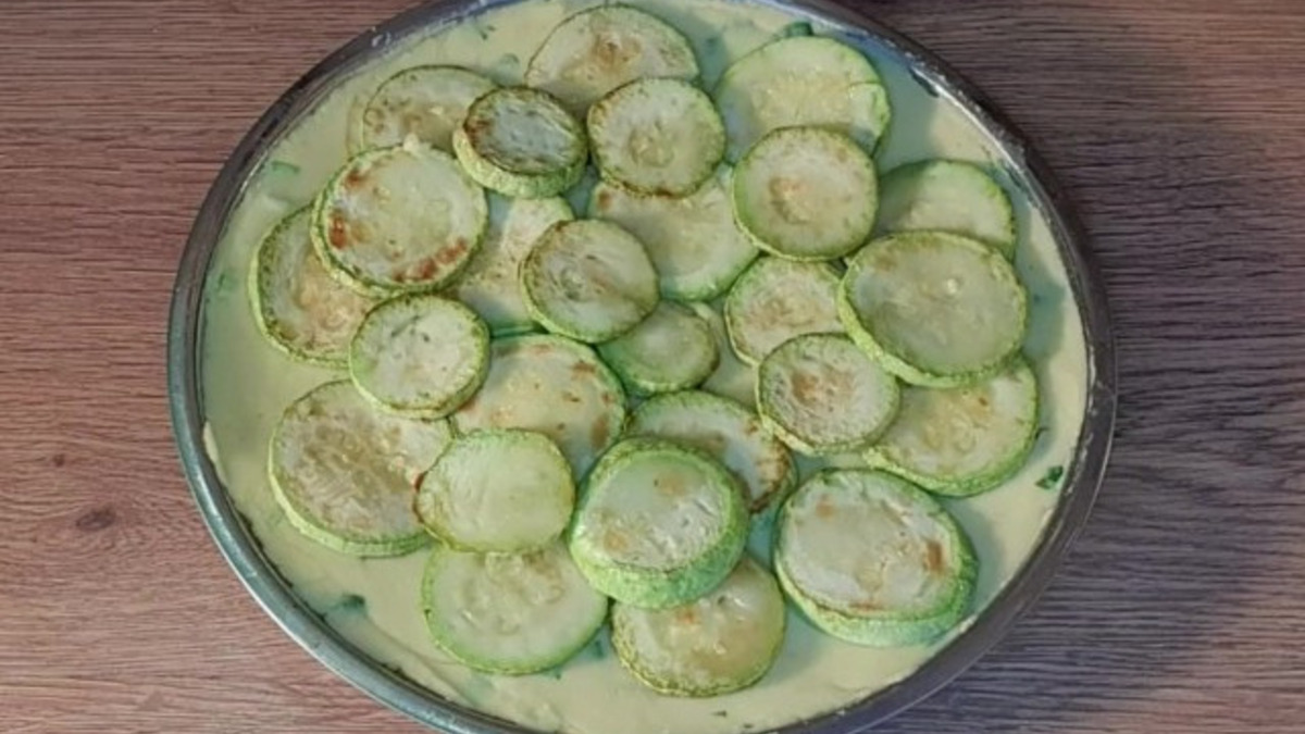 Раскладываем кружочки кабачка на тесто.