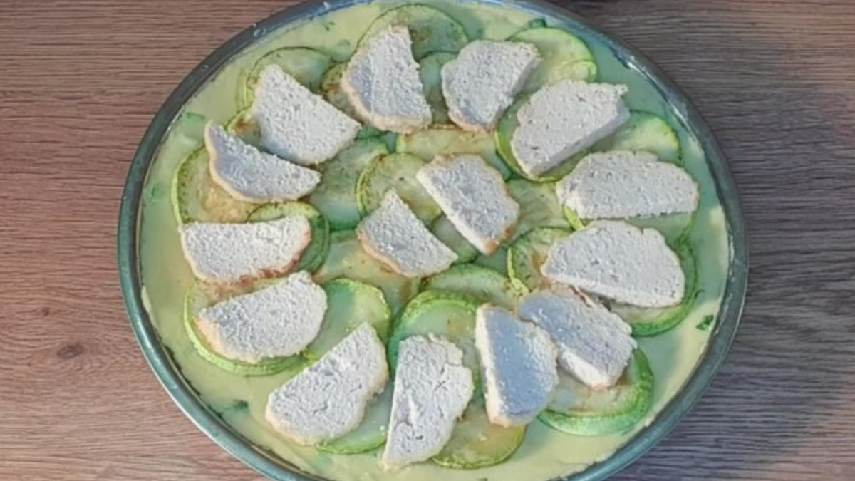 Затем кладем кусочки котлет.