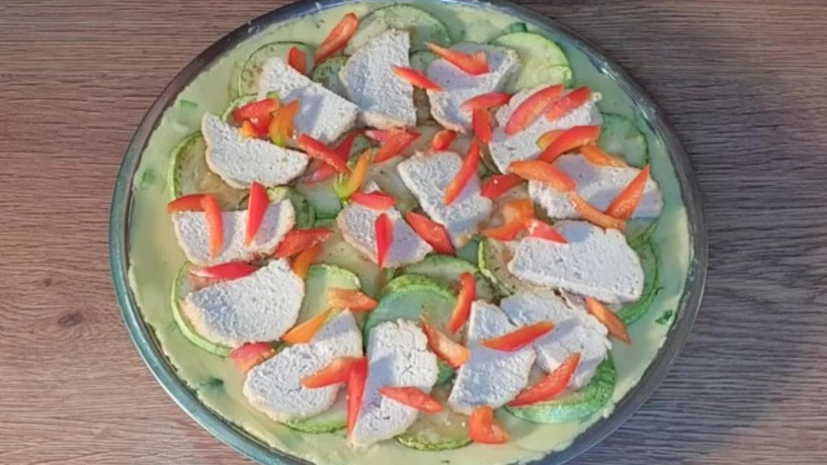 Посыпаем сладким перцем (0,5 шт).
