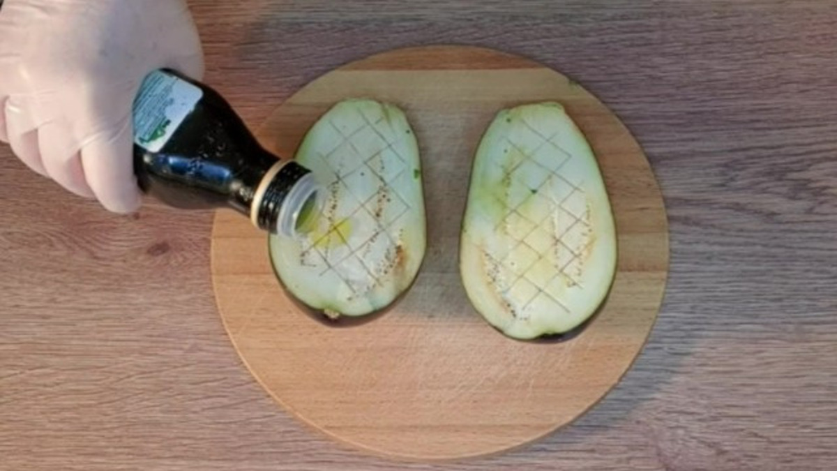 Смазываем половинки баклажана оливковым маслом.