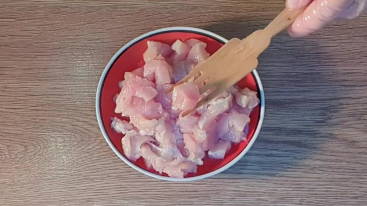 Куриное филе нарезаем мелким кубиком