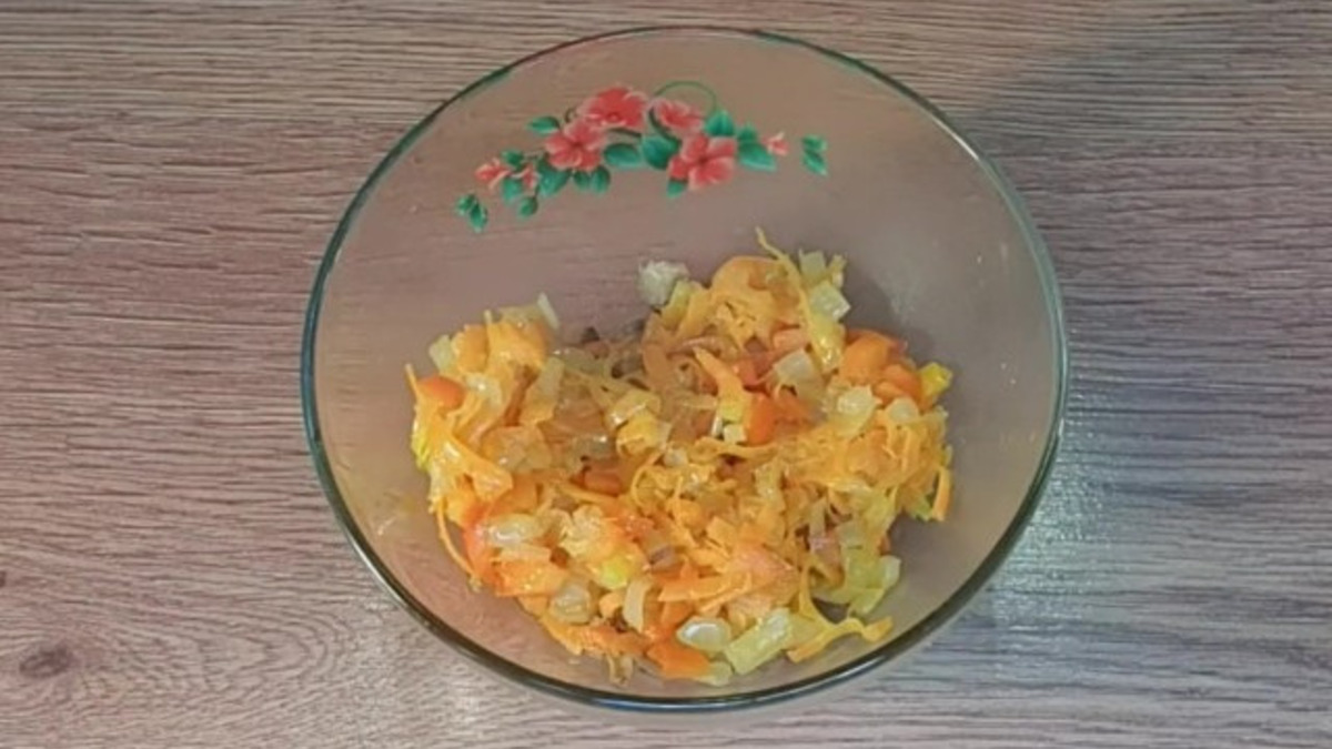 Перекладываем овощи в миску с баклажаном.