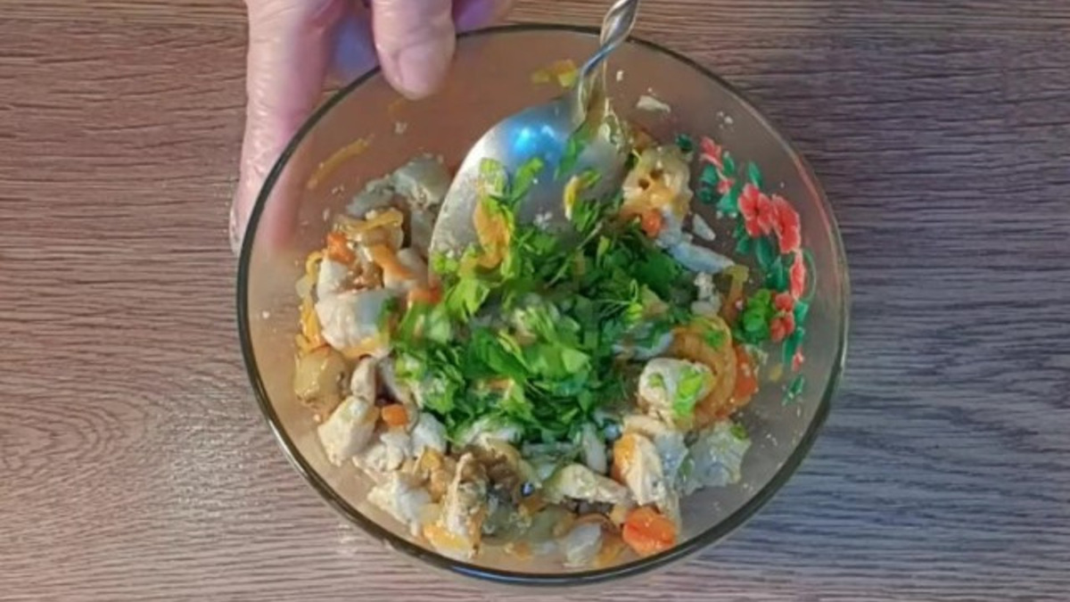 Перекладываем куриное филе в миску и добавляем: зелень, соль и чёрный перец. Хорошо перемешиваем.