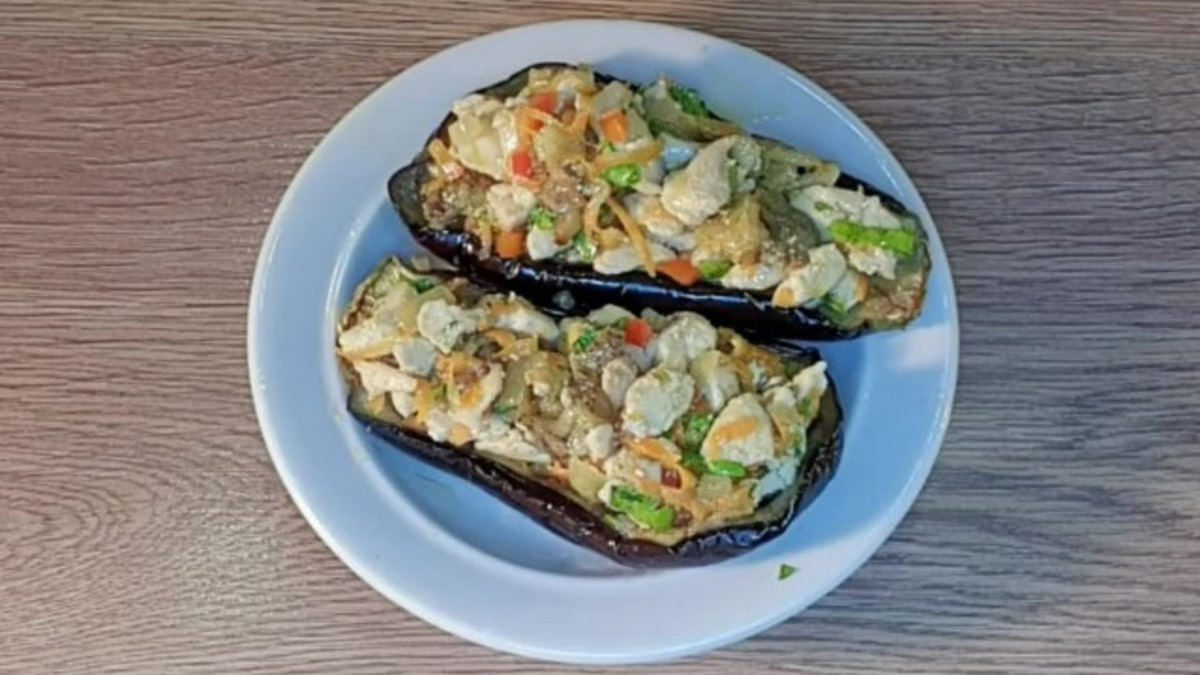 Заполняем дольки баклажана начинкой.