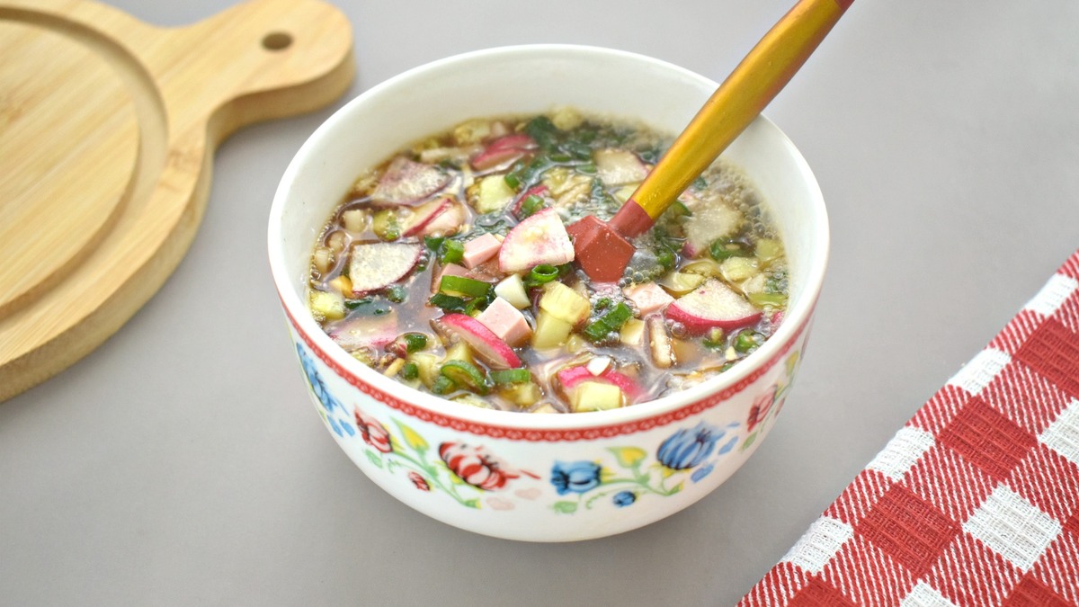 Ингредиенты для окрошки по вкусу посолите, поперчите и залейте холодным квасом. Перемешайте, скорректируйте вкус. При подаче к столу дополните окрошку без картошки сметаной, майонезом или горчицей. Приятного аппетита!