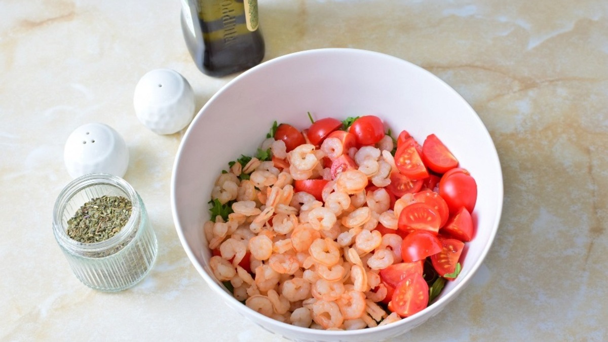 Полейте салат оливковым маслом. По вкусу добавьте молотый перец, соль и сушеный базилик.