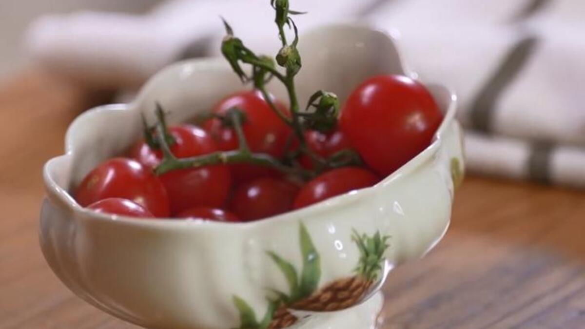 Черри разрезать на четыре части.