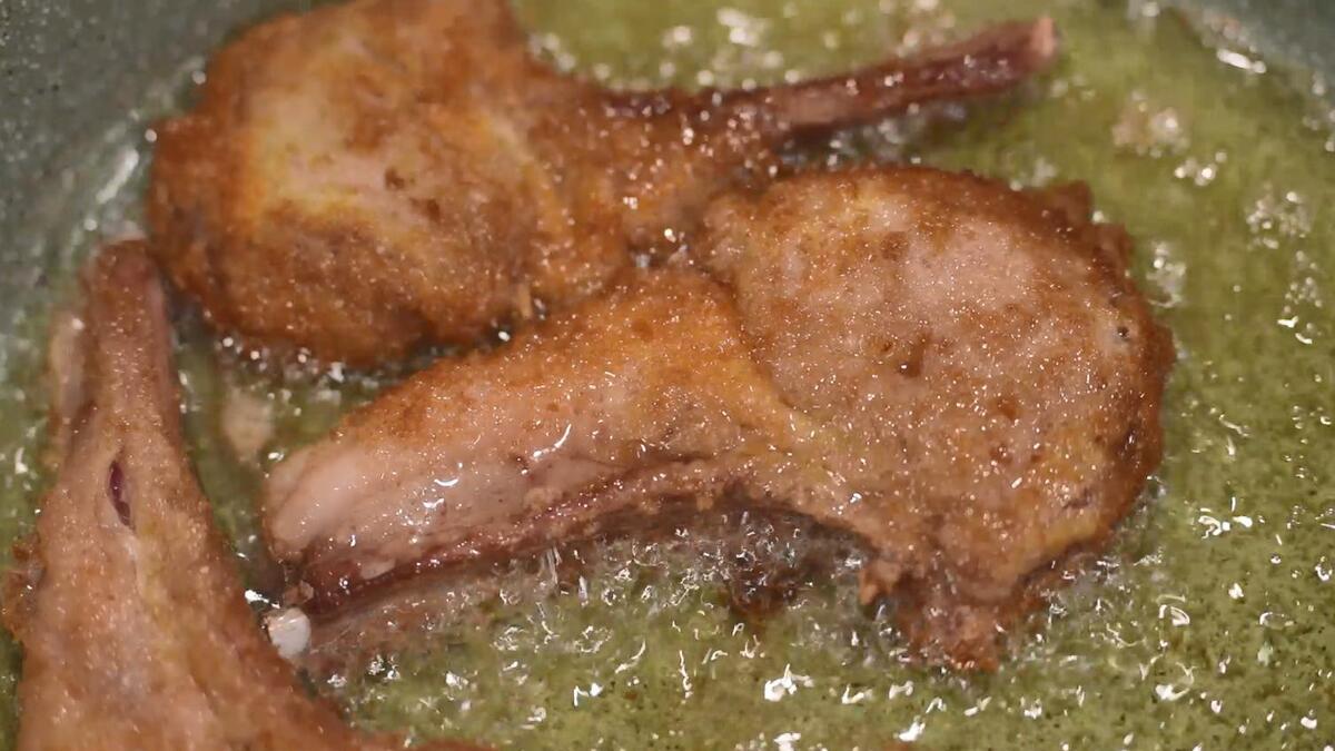 Мясо отбить молоточком, окунуть в яйца, затем обвалять в сухарях и выложить на сковороду с разогретым оливковым маслом. Жарить с двух сторон до готовности.