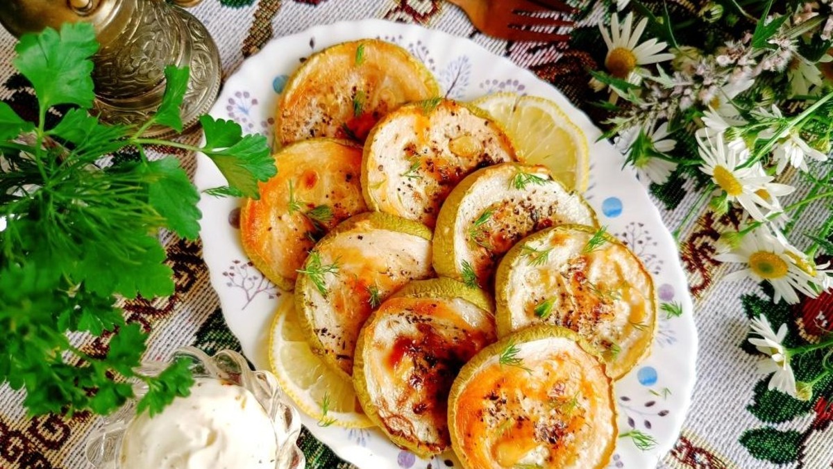 Такие кабачки уже вкусны сами по себе, а ещё это отличный гарнир к мясу или рыбе. Можно подать к ним любой соус. Например, смешать сметану с чесноком через пресс и добавить измельченную зелень. Р.S. Почему бы вашим техникам не сделать нормальный формат фото? Вы же видите, что они некрасиво обрезаются.