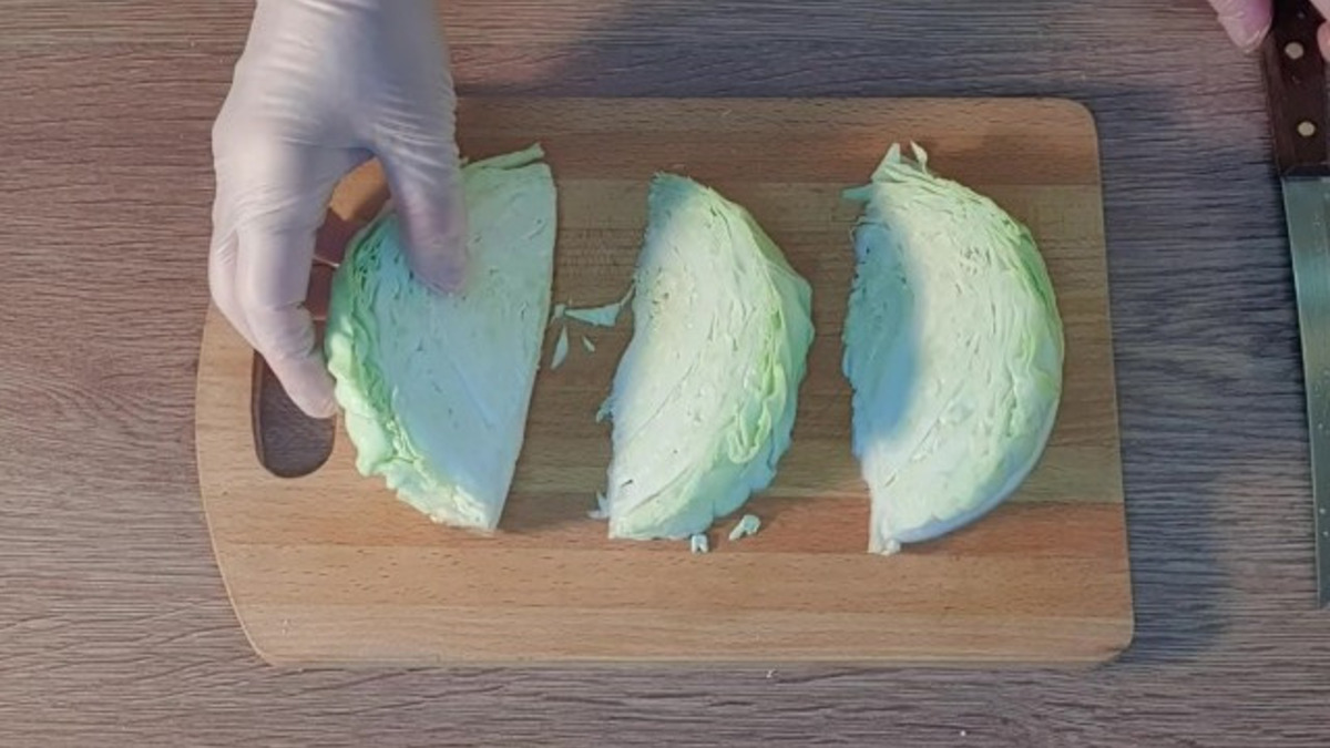 Четвертую часть капусты, разрезаем на 3 крупных кусочка.