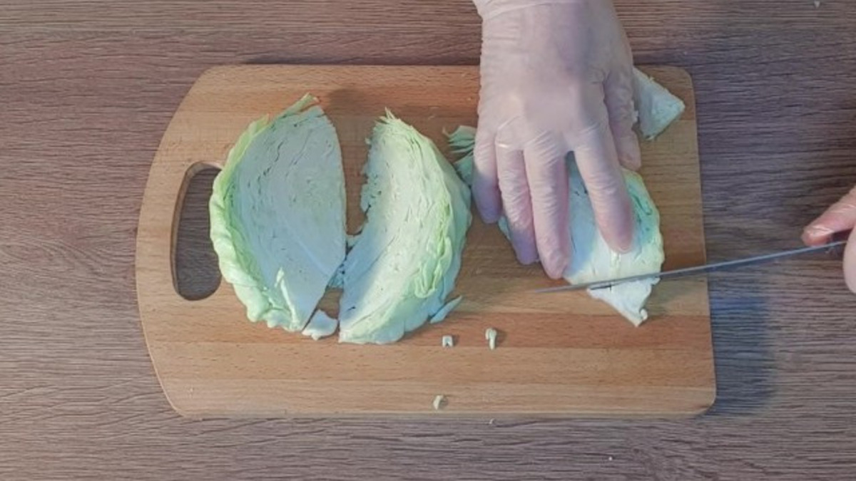 Отрезаем от кусочков кочерыжку.