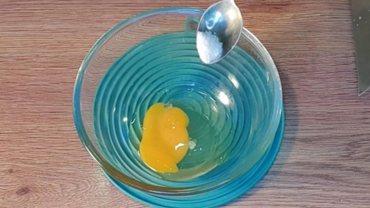 В миску вбиваем 1 куриное яйцо.