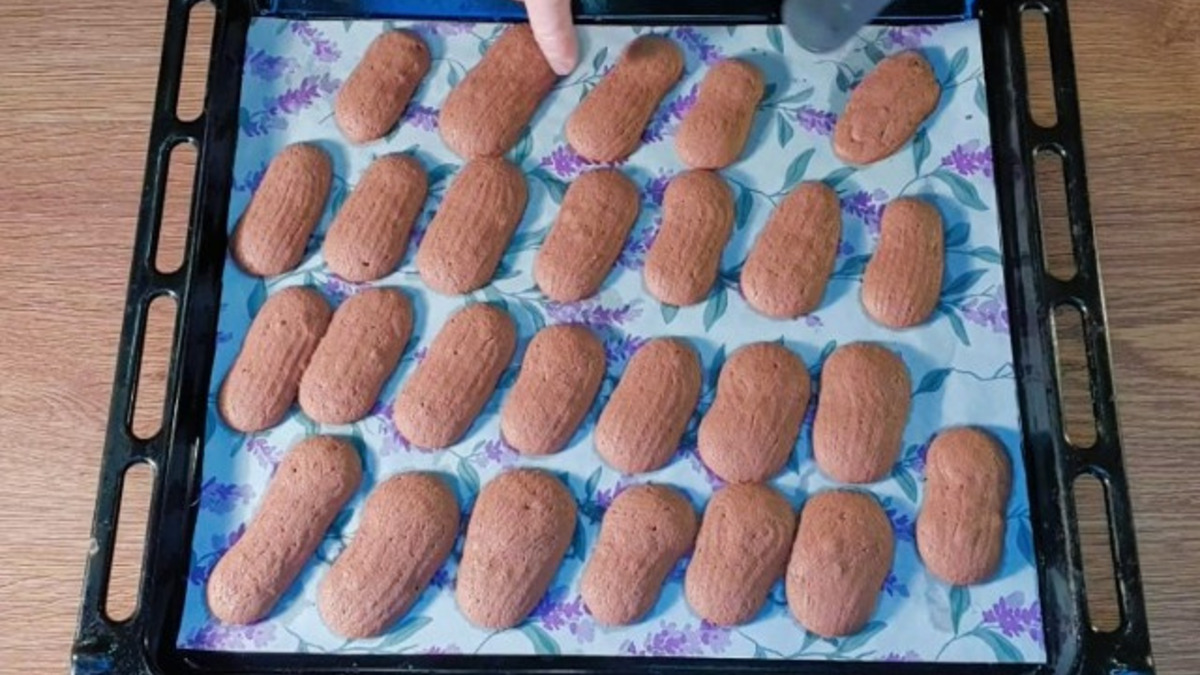 Выпекаем печенье 8-10 минут. Проверяйте готовность сухой лучиной.