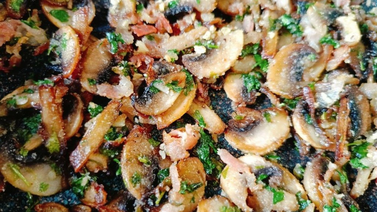 Посыпать грибы вкусными панировочными сухарями, перемешать и снять с огня.